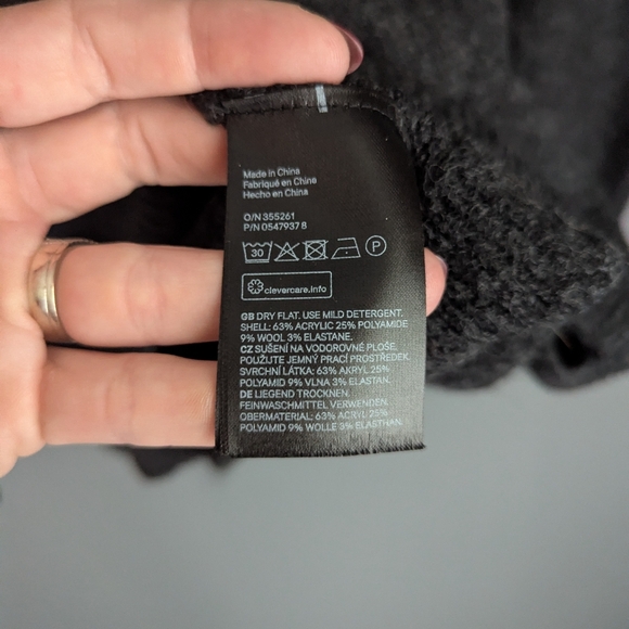 Label of graded goods gray crewneck sweater Christmas theme size large 24x34x28 - Picture 3 of 4